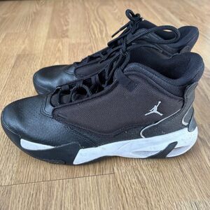 Jordan Max Aura 4 Sneakers Size 6.5Y Black Metallic Silver Boys Basketball Shoes
